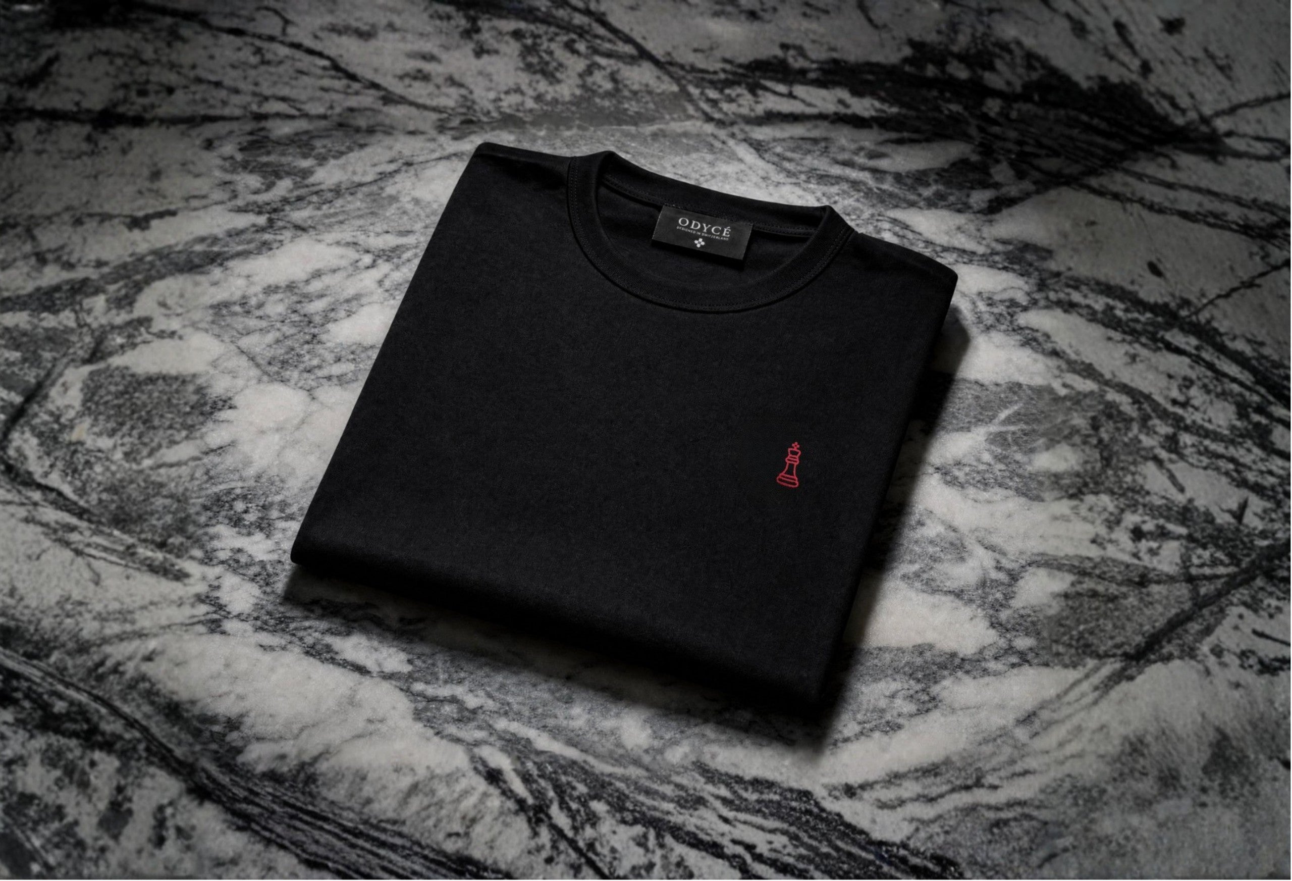 ODYCÉ Signature T-Shirt Schwarz auf Marmor – New Collection