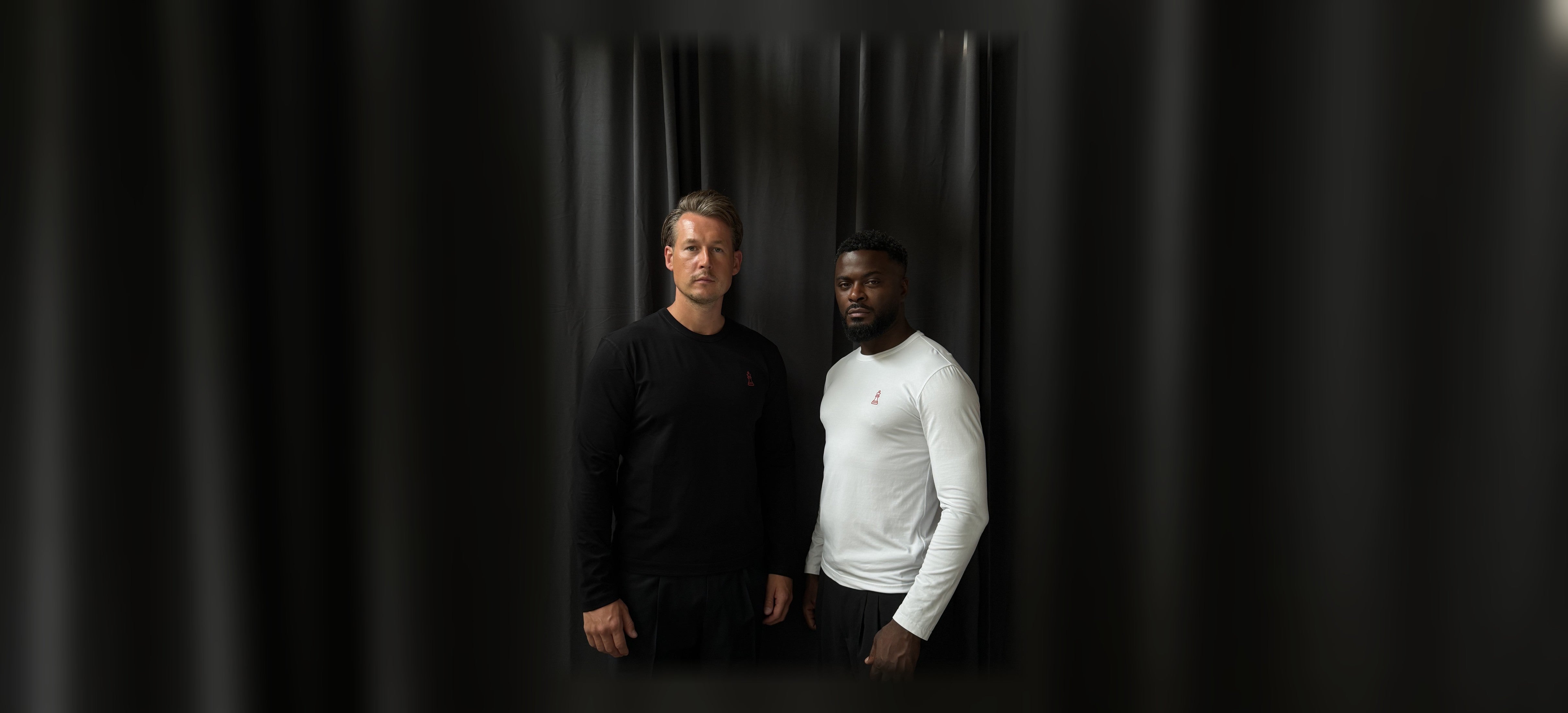 ODYCÉ Gründer im Signature Longsleeve – Hero Breitformat mit Vorhang