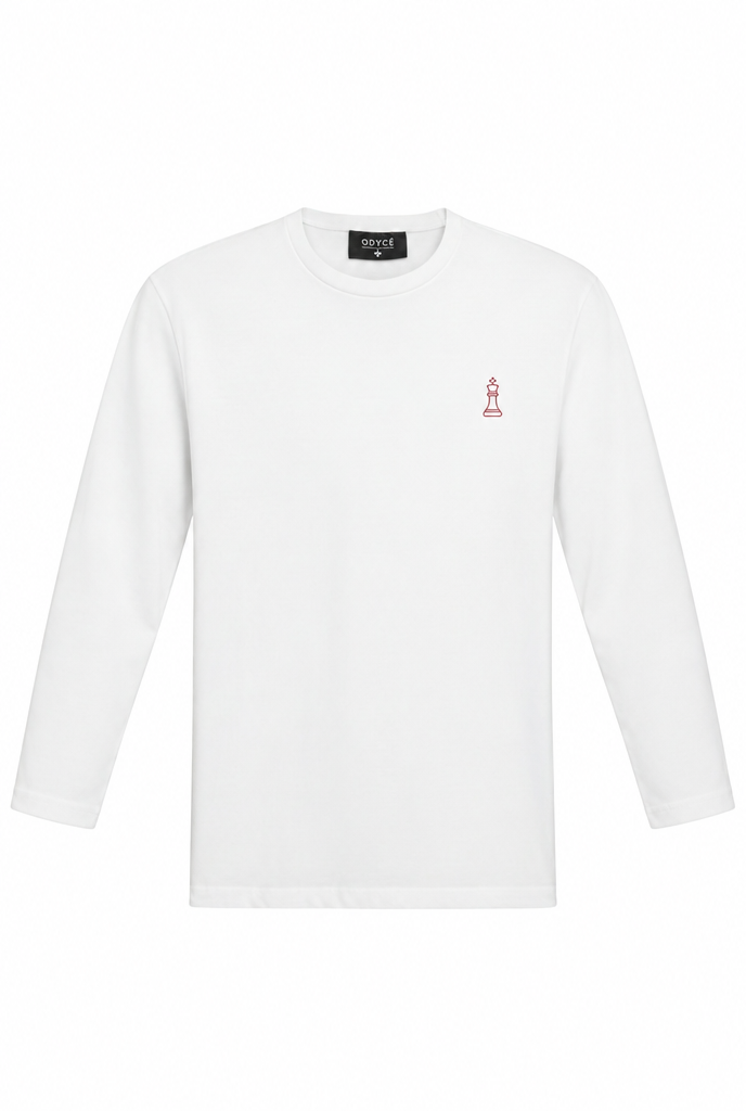 ODYCÉ Signature Longsleeve St. Moritz Weiß – Vorderansicht mit rotem Chess King Stick