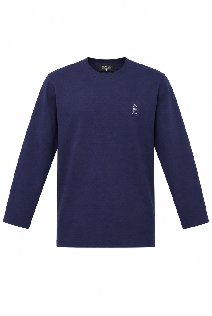 ODYCÉ Signature Longsleeve Capri Blau – Vorderansicht mit weißem Chess King Stick