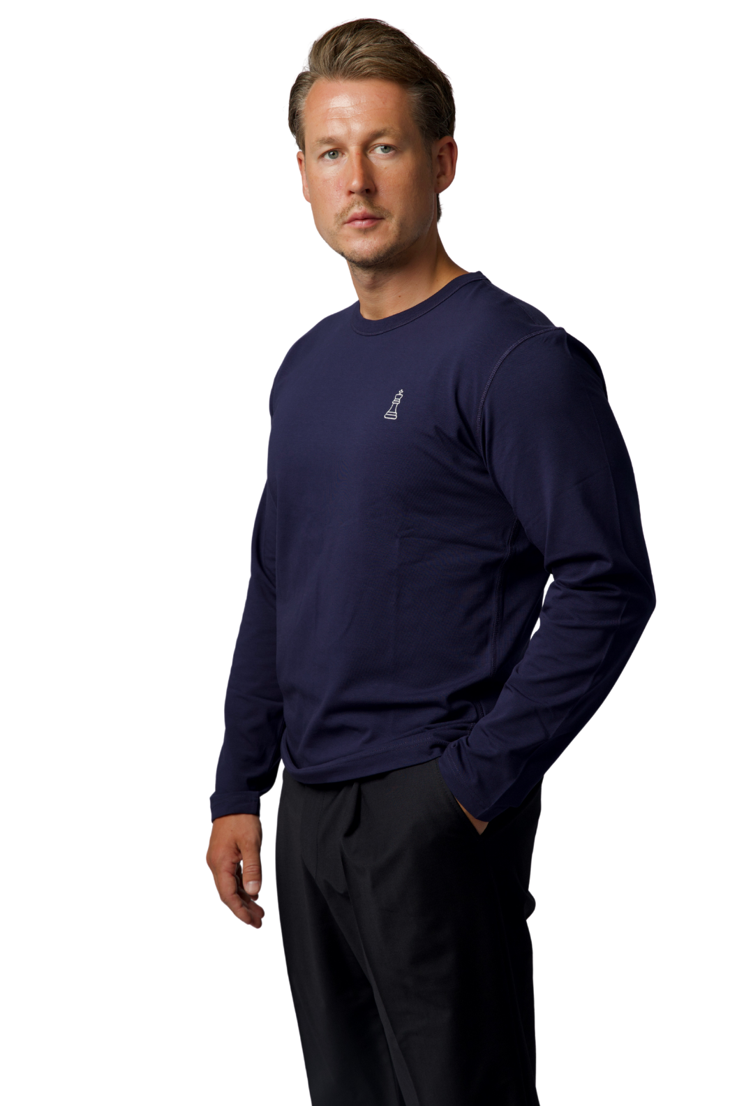 ODYCÉ Signature Longsleeve Capri Blau – Oberkörper am Model, Tailored Fit