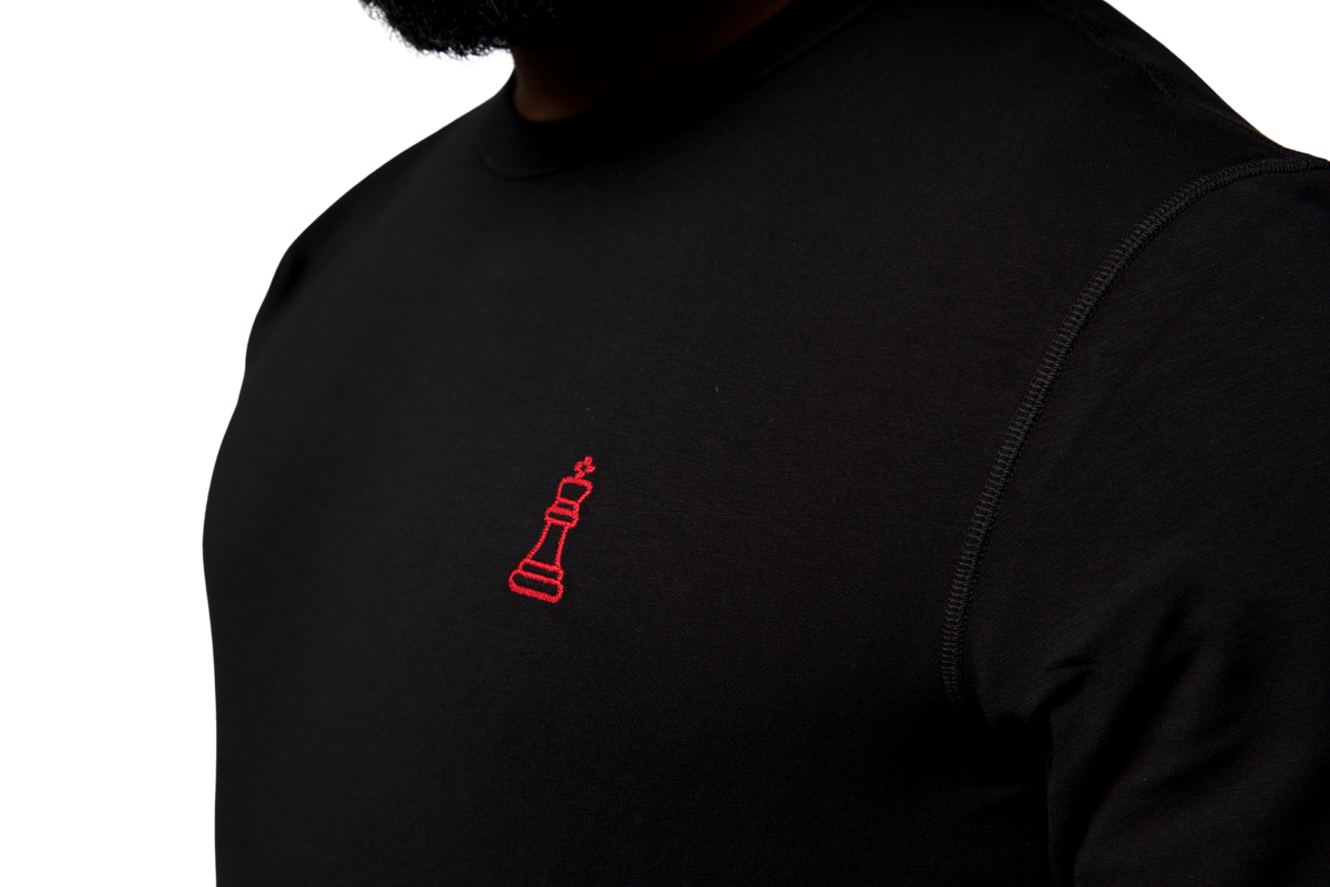 Signature Longsleeve Monaco Schwarz – Detailaufnahme roter Chess King Stick