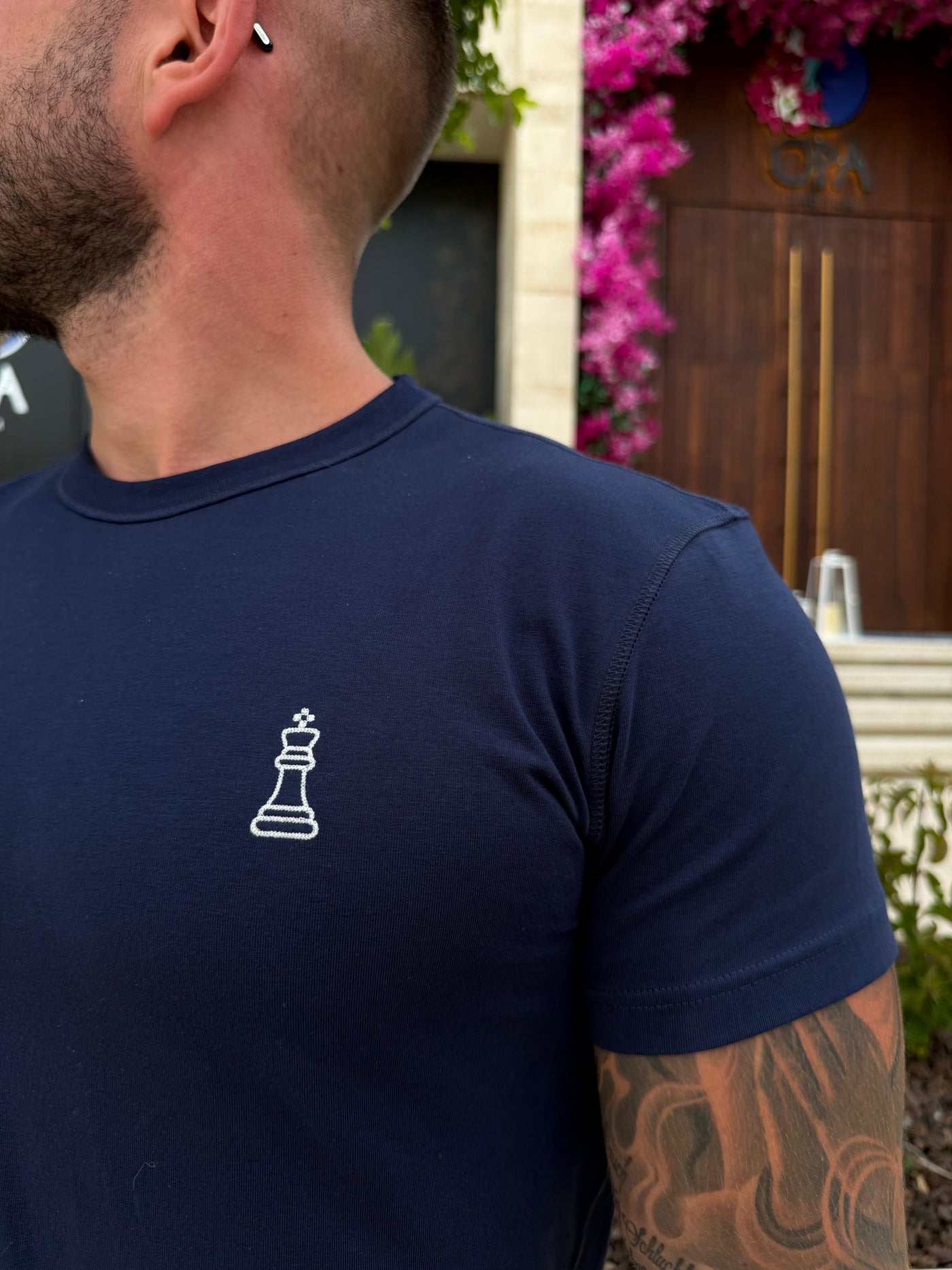ODYCÉ Signature Shirt Navy mit König-Stickerei – Sommerabend, Bougainvillea
